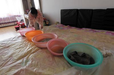 西双版纳楼上漏水，住户失联，小区没物管，业主维权难！律师来支招……